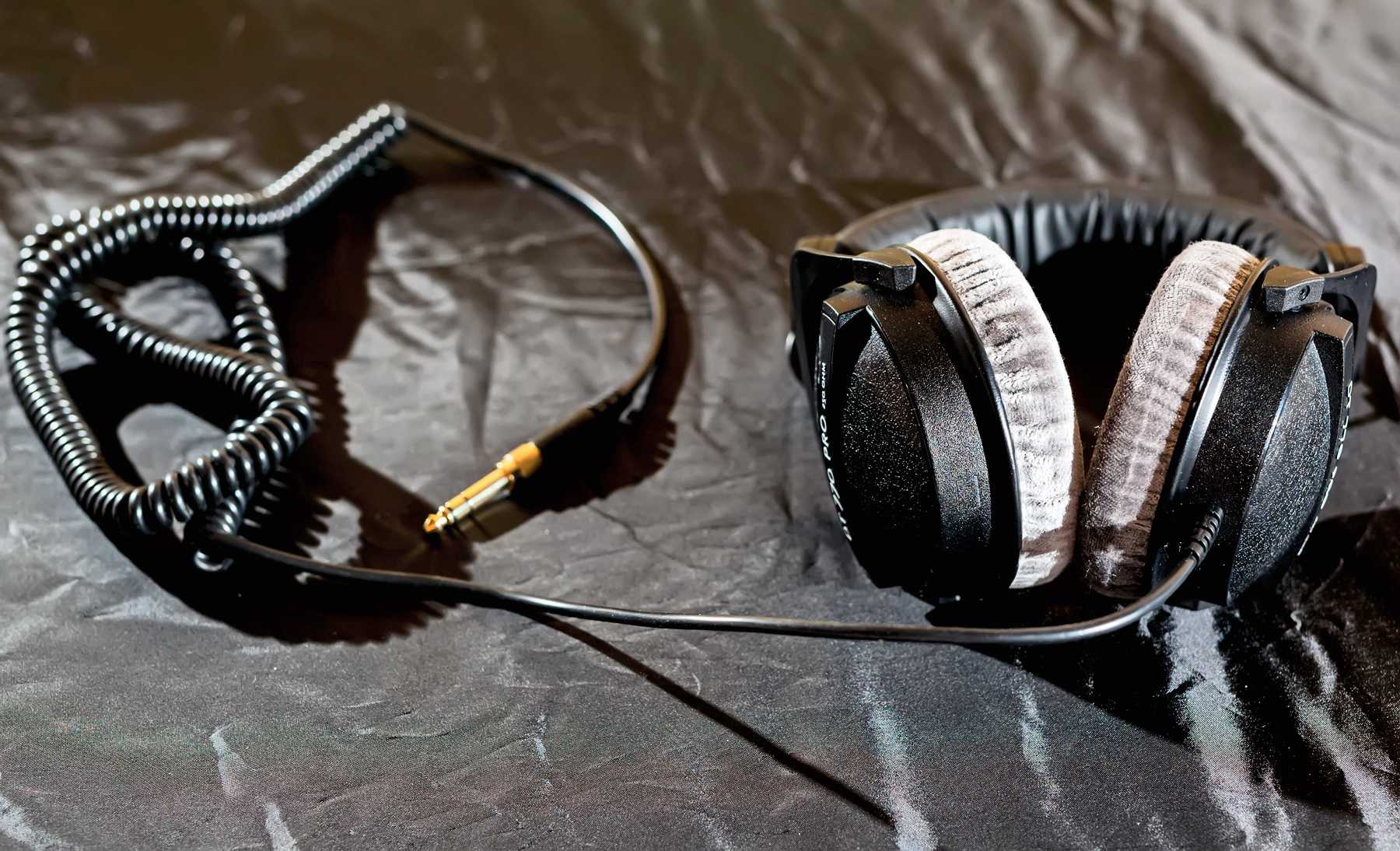 Sennheiser hd 650 vs beyerdynamic dt990 pro: which headphone speaks to you? - soundboxlab