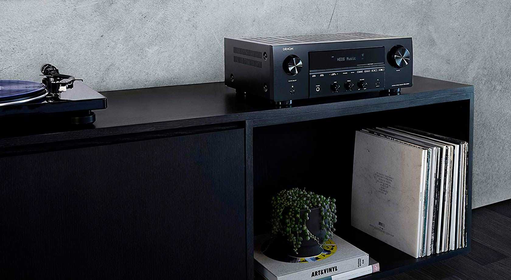 Компания Denon представила свой первый стереоресивер DRA-800H с возможностью подключения телевизора и потокового воспроизведения музыки из сети Интернет Новинка адресована, по мнению бренда, энтузиастам качественного домашнего звука, предпочитающим мощный