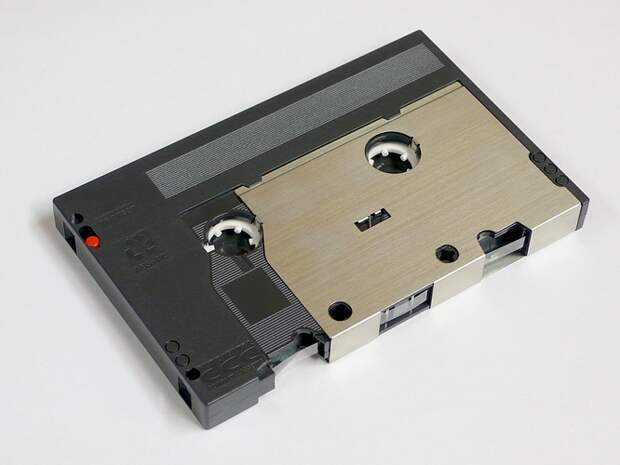 Восход и закат цифровой компакт-кассеты Digital Compact Cassette, DCC остается поучительным уроком для электронных гигантов Он показывает, насколько правильно вы можете сделать практически все, но в итоге все равно получится плохо Как и брит-поп, который