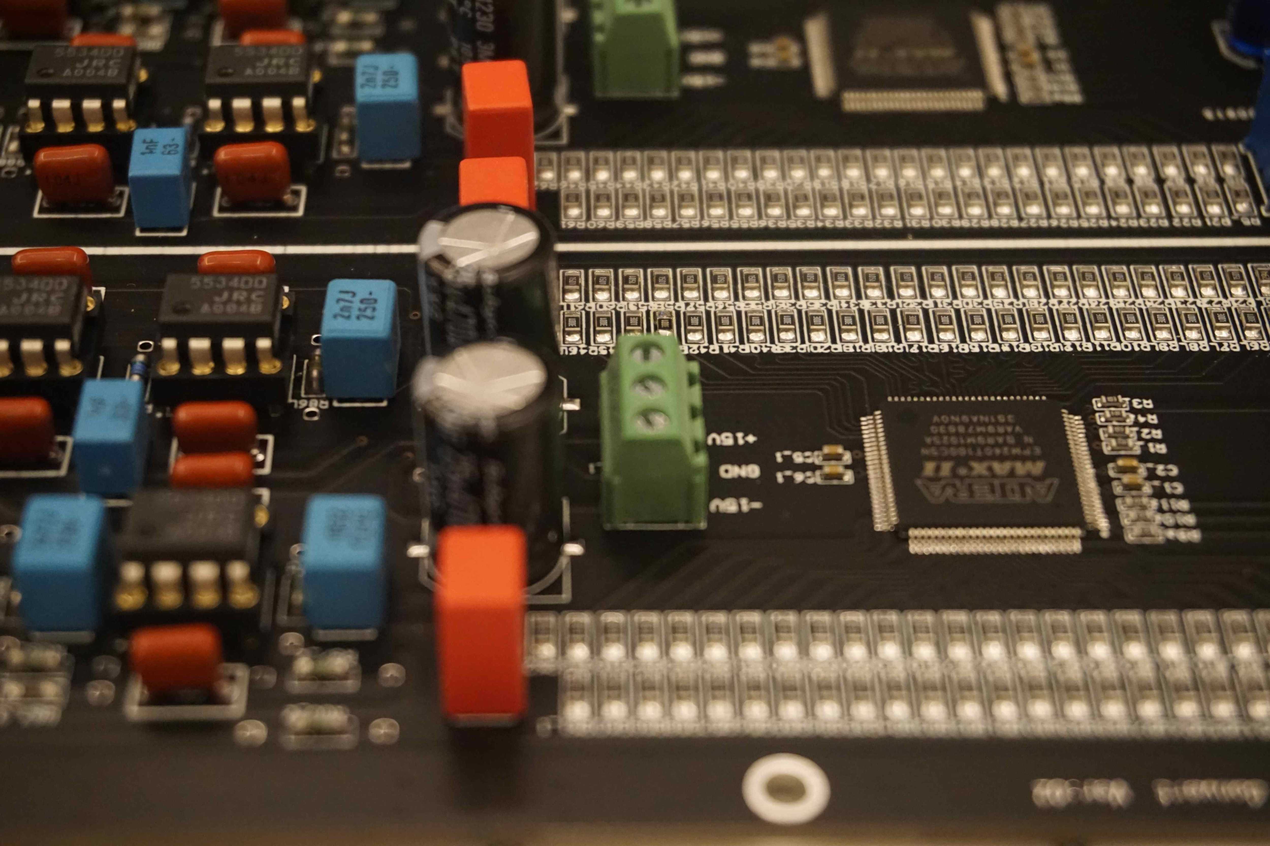 Восточноазиатская компания iBasso представила флагманский мобильный аудиоплеер iBasso DX300 Гаджет оснащен четырьмя ЦАПами Cirrus Logic CS43198, которые создают восемь каналов, работающих попарно в балансном режиме Контроллер FPGA собственной разработки с