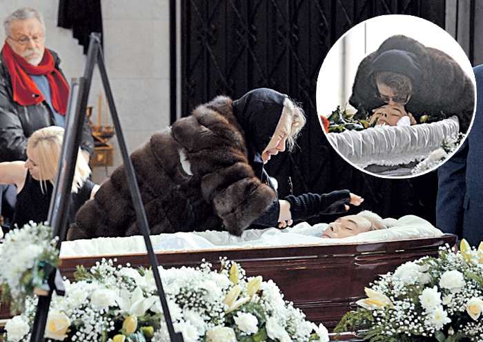 Вдовы умершего военного. Похороны и могила Юлии Началовой. Прощание с Юлией Началовой в гробу.